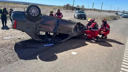 Perdió el control y volcó en la Ruta 22 en Senillosa: cuatro personas heridas