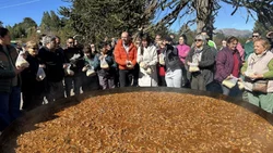 En Villa Pehuenia, nadie se quedó sin disfrutar del exquisito sabor de la paella