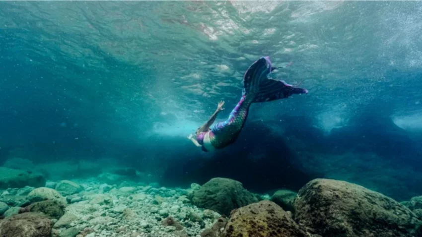 La neuquina que conquistó España con su escuela de sirenas
