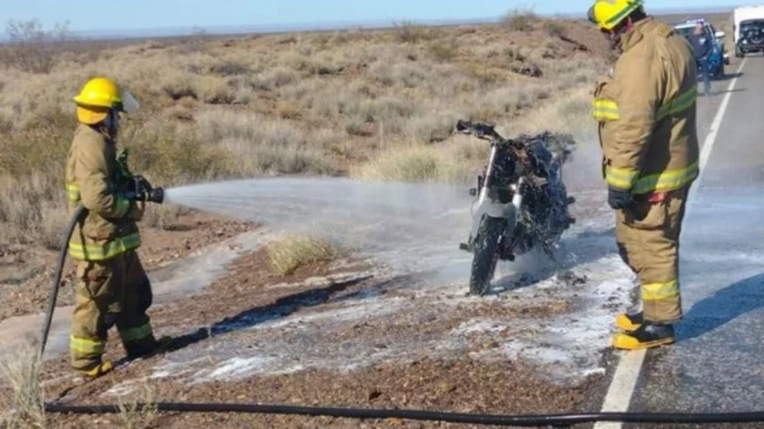 De viajar tranquilo a correr por su vida: así se salvó del incendio en la moto
