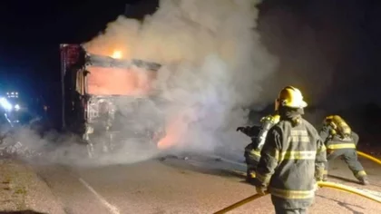 Un camión que transitaba por la Ruta 3 se quemó por completo