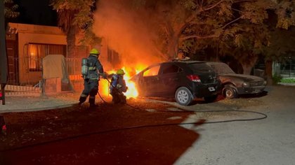 Investigan si el incendio de un auto en Cinco Saltos fue intencional