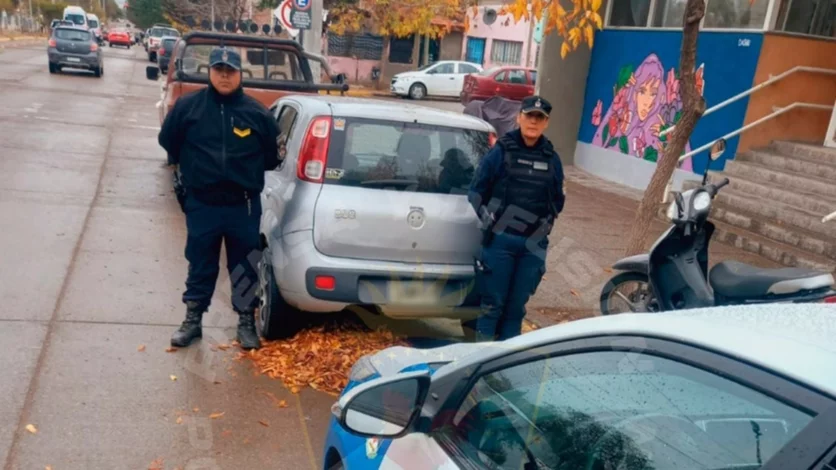 Mecánico neuquino en la mira: usó el auto de un cliente para pasear con amigos, pero era robado