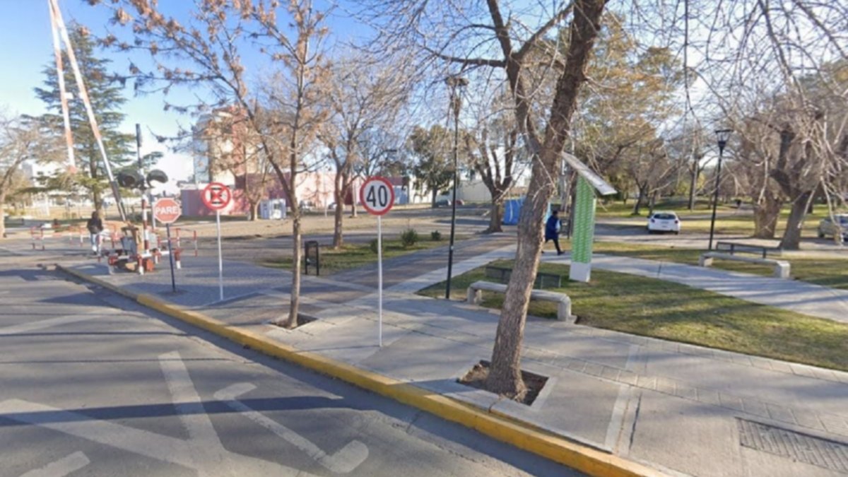 Un automovilista manejó por una bicisenda de Neuquén y atemorizó a los ciclistas