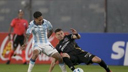 Racing goleó a Colo Colo y se clasificó
