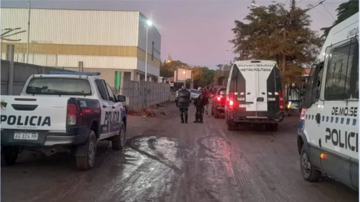 Allanamientos en Centenario: drogas, armas y lucha de bandas