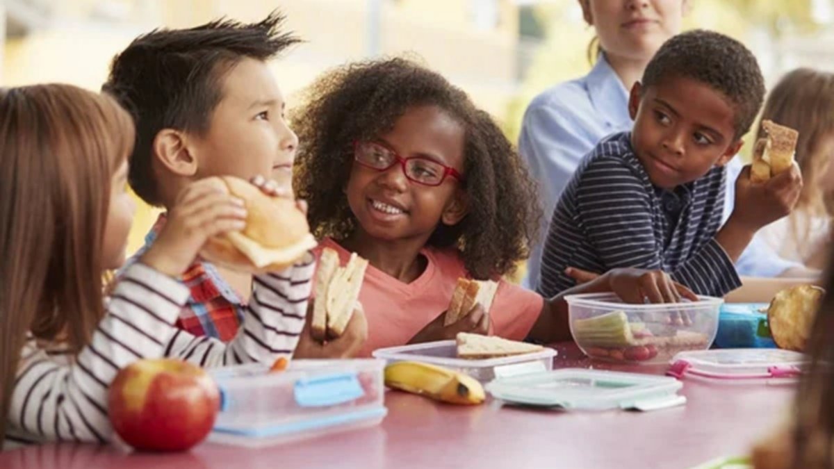 España prohíbe comida chatarra en escuelas: ¿y Argentina?