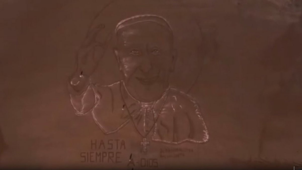 Emotivo homenaje a Francisco con arte en una playa de Las Grutas