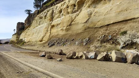Derrumbe de piedras camino a Pino Hachado complica el tránsito