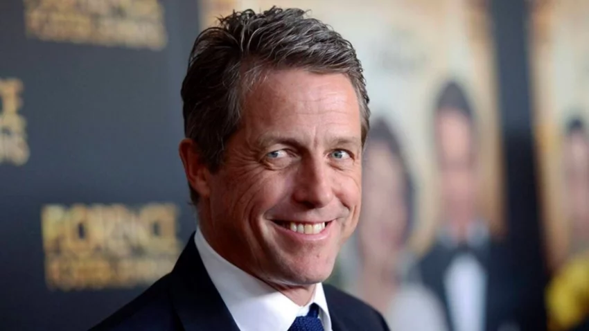 El actor Hugh Grant, a favor de prohibir el celular en las aulas de Londres