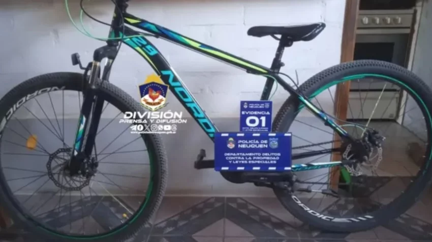 Aburrido en Facebook, encontró su bici robada y la fue a comprar con la policía