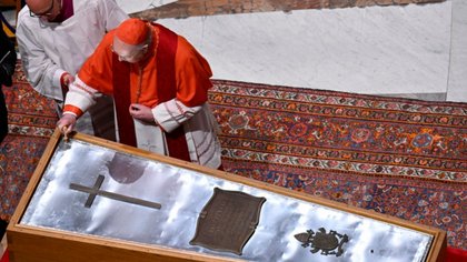 Cerraron el féretro de Francisco y ya está todo listo para su despedida