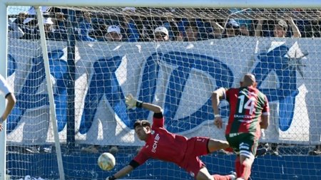 Escándalo por el bochornoso penal que cobró el árbitro neuquino Luciano Julio en Puerto Madryn