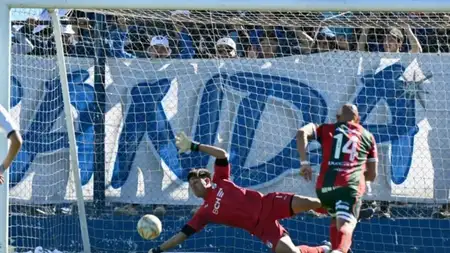 Escándalo por el bochornoso penal que cobró el árbitro neuquino Luciano Julio en Puerto Madryn