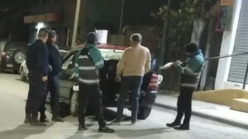 Borracho, lo pararon en un control y terminó a las piñas con los agentes