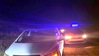 Un auto oficial de Río Negro chocó contra una rueda de camión tirada en medio de la ruta