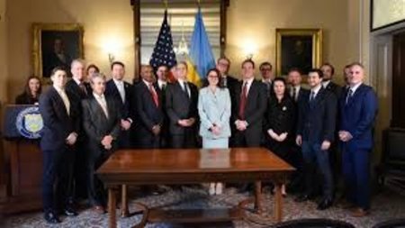 EE.UU. y Ucrania firman un acuerdo histórico para la explotación de minerales.