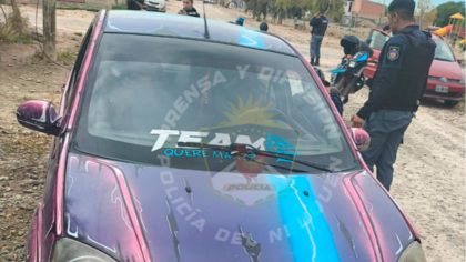 Amenazó a policías en Centenario y le encontraron una tumbera en el auto