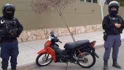 Robó una moto, le quitó los espejos y la patente para camuflarla pero lo atraparon igual