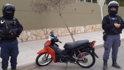Robó una moto, le quitó los espejos y la patente para camuflarla pero lo atraparon igual