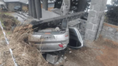 Un auto terminó dado vuelta frente a una casa en Bariloche