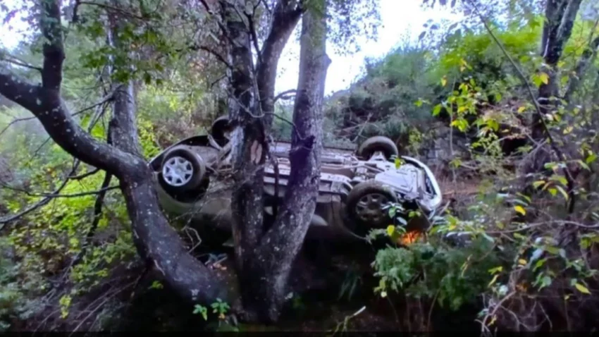 Bajo la lluvia perdió el control y cayó por un barranco en la Ruta 40