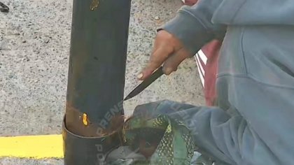 Robaba cables de un semáforo en plena Avenida Mosconi