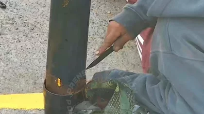 Robaba cables de un semáforo en plena Avenida Mosconi
