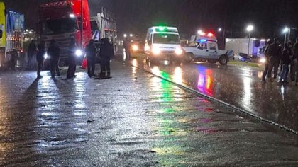 Fatal colisión en Ruta 40: un motociclista quedó atrapado bajo un camión