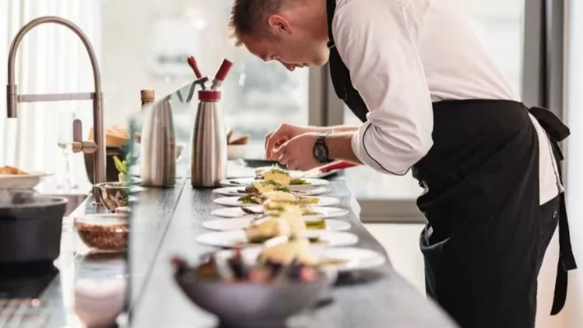 Airbnb ahora te deja contratar un chef o entrenador personal desde la app