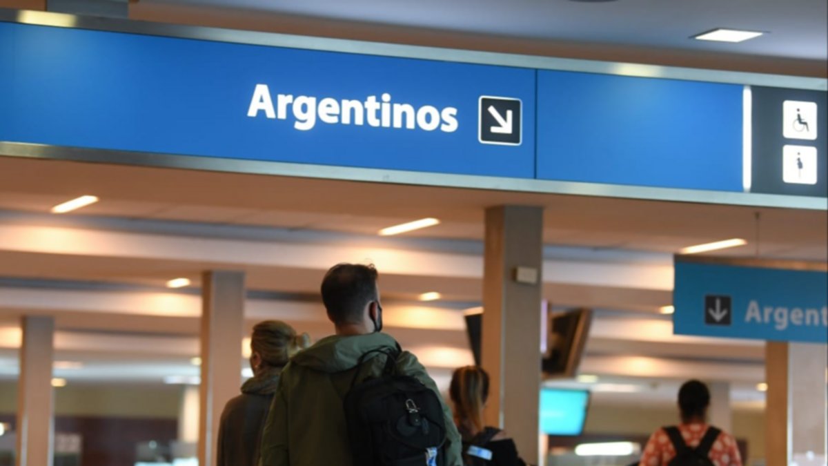 El Gobierno endurece su política migratoria: los requisitos para ser residente