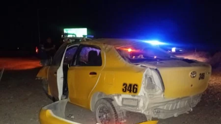 Taxista de Neuquén volcó de camino a Mari Menuco pero no sufrió ni un rasguño 