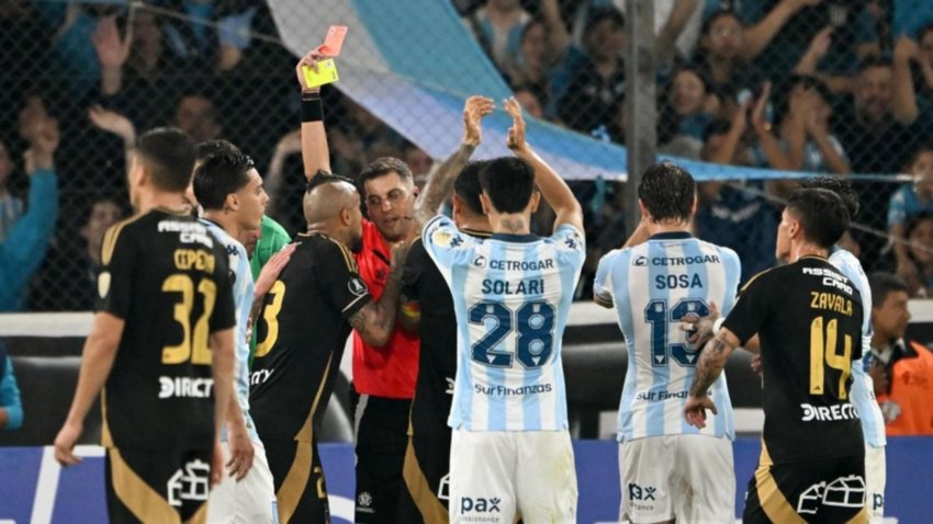 Echaron a Arturo Vidal de la cancha de Racing por gestos polémicos contra la Scaloneta
