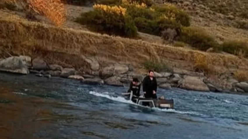 Aventura a medias: Quisieron cruzar el río en un Jeep y quedaron atrapados