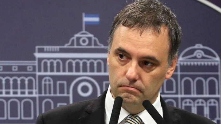Demoran el anuncio de la medida para incentivar el uso de dólares "bajo el colchón"