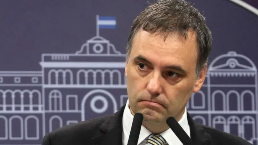 Demoran el anuncio de la medida para incentivar el uso de dólares "bajo el colchón"