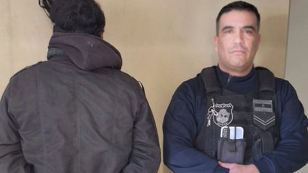 Querían pasar desapercibidos en una moto sin patente pero esa “viveza” los delató