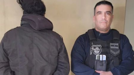 Querían pasar desapercibidos en una moto sin patente pero esa “viveza” los delató