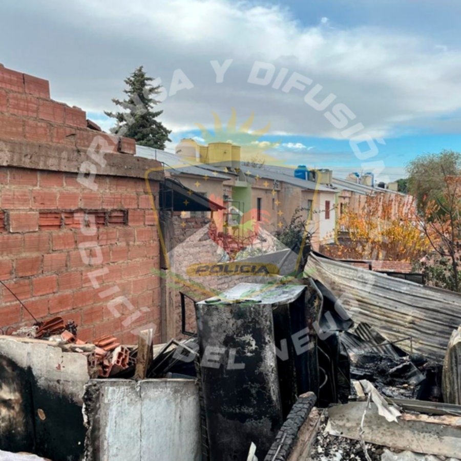 Una casa fue consumida por las llamas en Neuquén y dos vecinos necesitaron atención médica