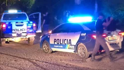 Quisieron robarle la moto a los tiros y se escapó, pero terminó chocando contra un alambrado