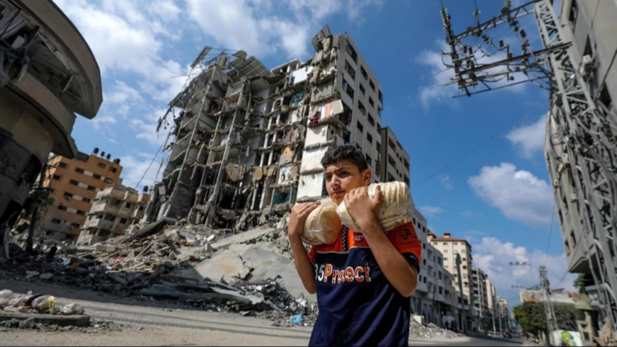 Mientras entra la ayuda humanitaria, Israel sigue atacando Gaz