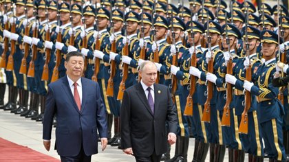 Después de ser acusado por Ucrania, China dice que no le da armas a Rusia