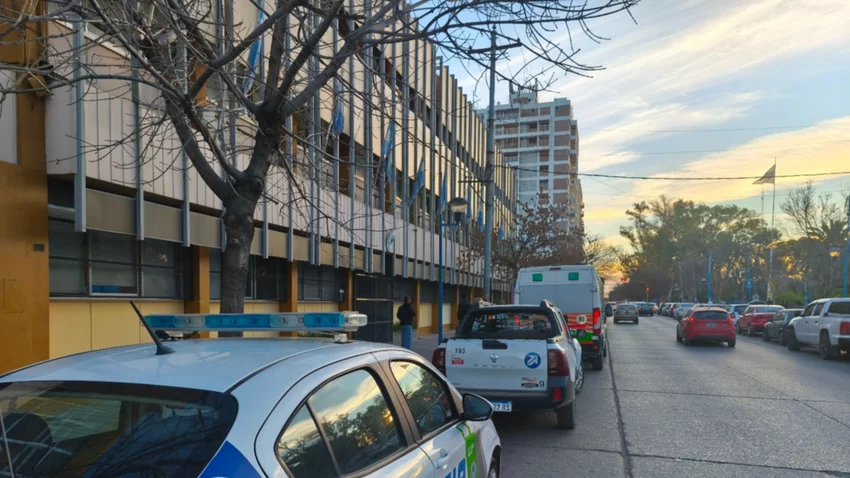 Desesperación en Roca: Una familia se encadenó en el municipio por su terreno
