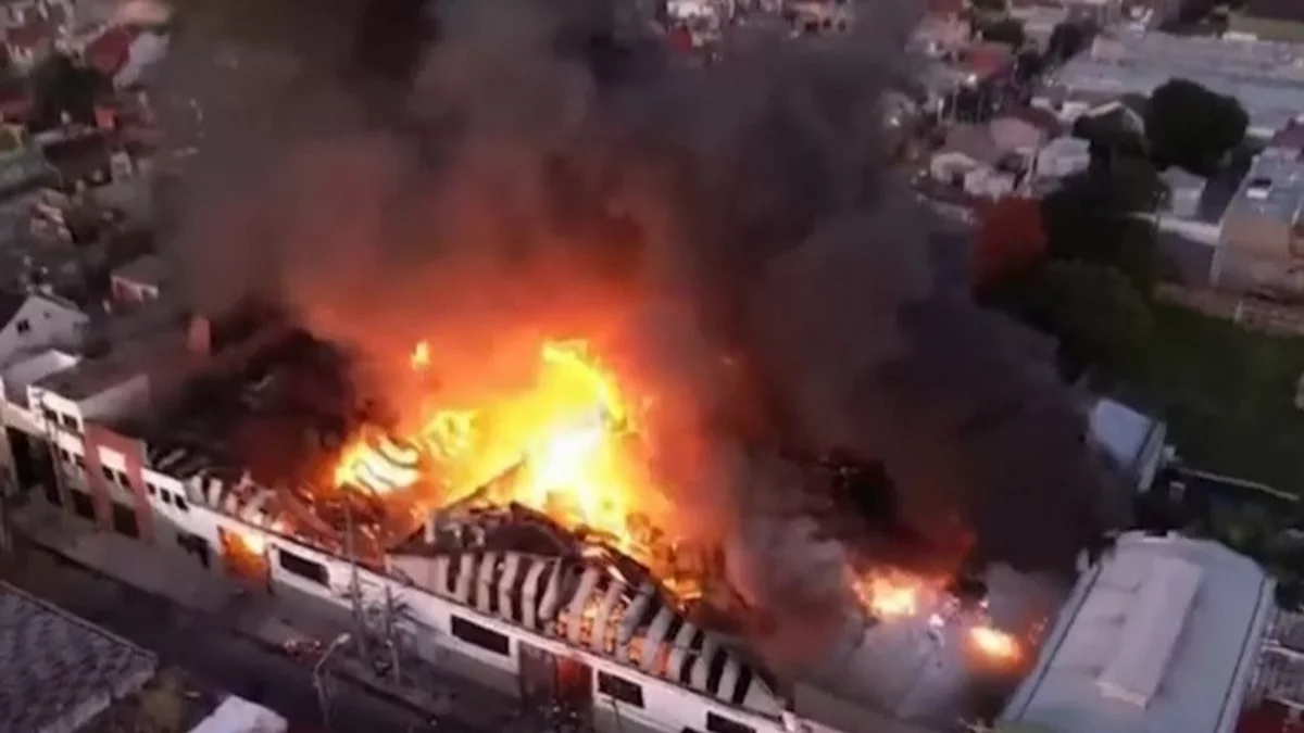 Incendio en una pañalera: colapsó el techo y evacuaron a los vecinos