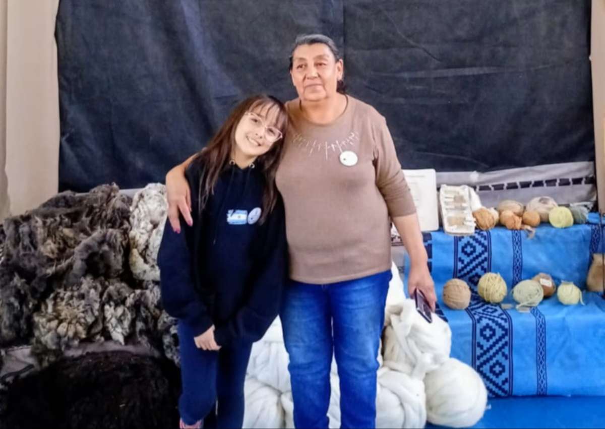 La rionegrina de 11 años vive en el pueblo más frío del país y emociona con su telar mapuche