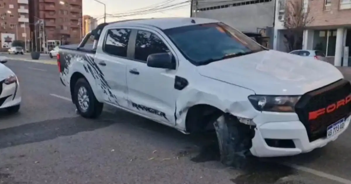 Camioneta choca vehículos estacionados y se da a la fuga en la Leloir