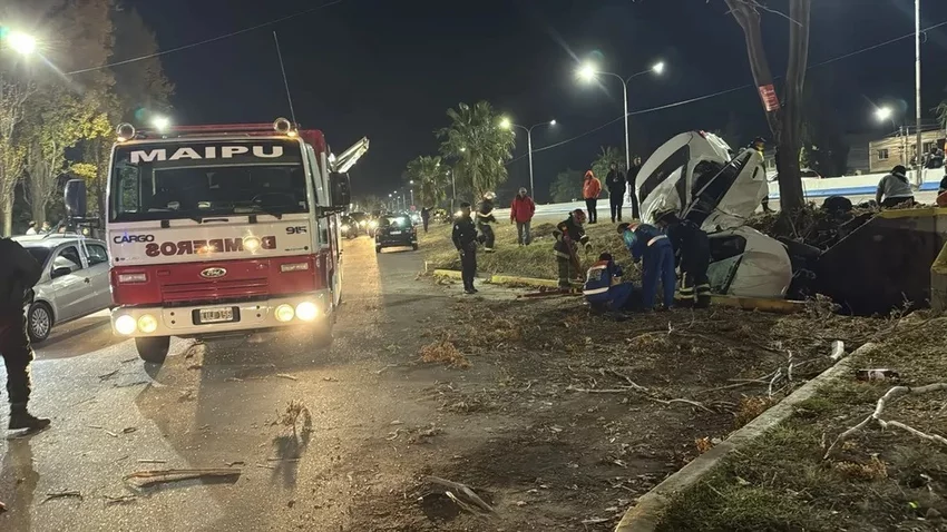Dos muertos en choque y vuelco en plena ciudad