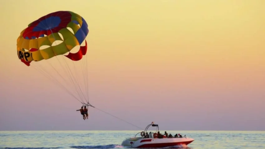 Qué es el parasailing, la actividad en la que murió una influencer de 19 años