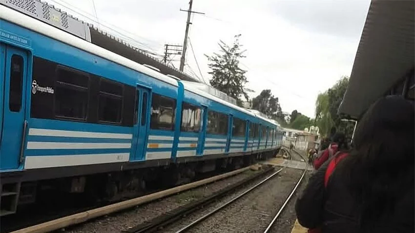 Fatalidad: cruzó con auriculares y murió embestido por el tren