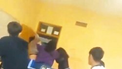 Le pegaron a una docente que intentó evitar un ataque contra una estudiante en el colegio